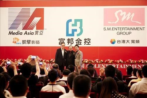 SM Entertainment CEO Lee Soo-man (right) poses with Media Asia Hong Kong officials.   SM Entertainment