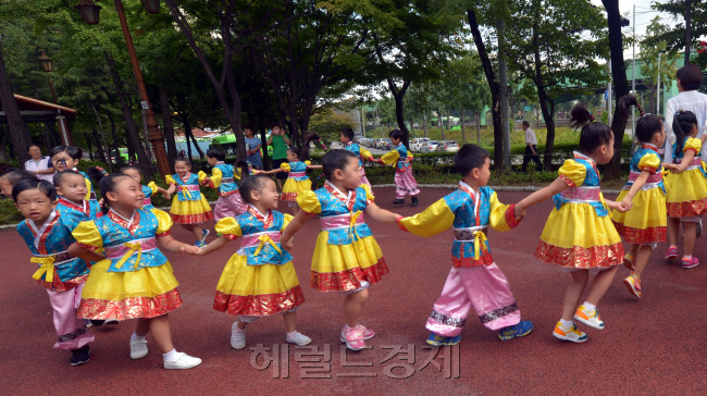 추석을 앞두고 4일 오전 서울 구로구 거리공원에서 '구로리 전래놀이 마을축제'가 열려 한복을 입은 아이들이 즐거운 시간을 가지고 있다.<br />김명섭 기자 msiron@heraldcorp.com
추석을 앞두고 4일 오전 서울 구로구 거리공원에서 '구로리 전래놀이 마을축제'가 열려 한복을 입은 아이들이 즐거운 시간을 가지고 있다.
김명섭 기자 msiron@heraldcorp.com
추석을 앞두고 4일 오전 서울 구로구 거리공원에서 '구로리 전래놀이 마을축제'가 열려 한복을 입은 아이들이 즐거운 시간을 가지고 있다.
김명섭 기자 msiron@heraldcorp.com