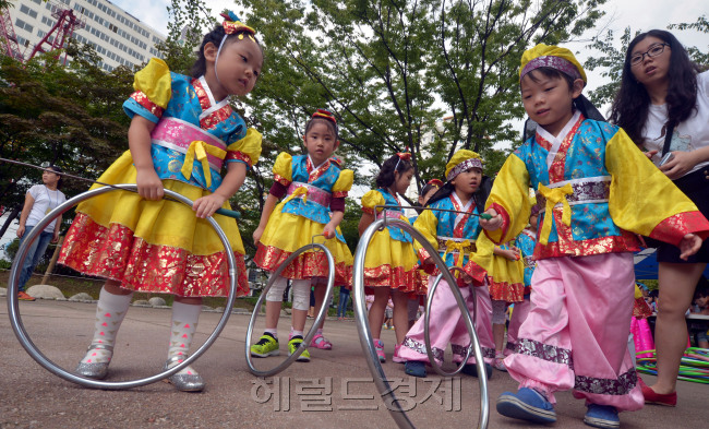추석을 앞두고 4일 오전 서울 구로구 거리공원에서 '구로리 전래놀이 마을축제'가 열려 한복을 입은 아이들이 즐거운 시간을 가지고 있다.<br />김명섭 기자 msiron@heraldcorp.com
추석을 앞두고 4일 오전 서울 구로구 거리공원에서 '구로리 전래놀이 마을축제'가 열려 한복을 입은 아이들이 즐거운 시간을 가지고 있다.
김명섭 기자 msiron@heraldcorp.com
추석을 앞두고 4일 오전 서울 구로구 거리공원에서 '구로리 전래놀이 마을축제'가 열려 한복을 입은 아이들이 즐거운 시간을 가지고 있다.
김명섭 기자 msiron@heraldcorp.com
굴렁쇠 굴리며 추석 기다려요