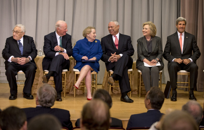 <YONHAP PHOTO-0393> Secretary of State John Kerry, right, accompanied by his predecessors, participates in the groundbreaking ceremony for the U.S. Diplomacy Center, Wednesday, Sept. 3, 2014, at the State Department in Washington. From left are, Henry Kissinger, James A. Baker III, Madeleine Albright, Colin Powell, Hillary Rodham Clinton and Kerry. .Kerry hosted five of his predecessors in a rare public reunion for the groundbreaking of a museum commemorating the achievements of American statesmanship. (AP Photo/Carolyn Kaster)/2014-09-04 05:59:31/ <저작권자 ⓒ 1980-2014 ㈜연합뉴스. 무단 전재 재배포 금지.>
U.S. Secretary of State John Kerry (right), accompanied by his predecessors, participates in the groundbreaking ceremony for the U.S. Diplomacy Center at the State Department in Washington on Wednesday.   AP-Yonhap