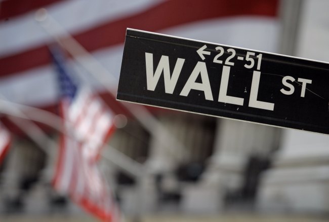 <YONHAP PHOTO-1964> FILE - In this May 11, 2007, file photo, a Wall Street sign is mounted near the flag-draped facade of the New York Stock Exchange. Global stock markets were mostly higher Monday, Aug. 25, 2014, after top central bankers in Europe and Japan said support for their economies would continue and additional help is possible. Investors are hoping the stock market will pick up steam this week. (AP Photo/Richard Drew, File)/2014-08-25 21:04:15/ <저작권자 ⓒ 1980-2014 ㈜연합뉴스. 무단 전재 재배포 금지.>
<YONHAP PHOTO-1964> FILE - In this May 11, 2007, file photo, a Wall Street sign is mounted near the flag-draped facade of the New York Stock Exchange. Global stock markets were mostly higher Monday, Aug. 25, 2014, after top central bankers in Europe and Japan said support for their economies would continue and additional help is possible. Investors are hoping the stock market will pick up steam this week. (AP Photo/Richard Drew, File)/2014-08-25 21:04:15/ <저작권자 ⓒ 1980-2014 ㈜연합뉴스. 무단 전재 재배포 금지.>