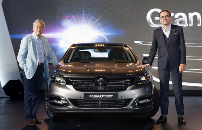 Renault Samsung Motors CEO Francois Provost (right) and sales chief and senior vice president Park Dong-hoon pose at a launch event for the SM7 Nova in Busan on Wednesday.    Renault Samsung Motors