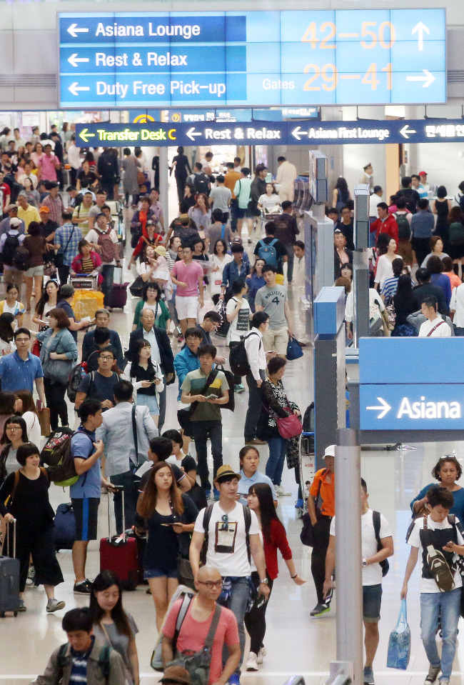 Officials estimated close to 900,000 vacationers would use Incheon International Airport during the upcoming Korean Thanksgiving holidays, known as Chuseok. This year marks the first time the government instituted the so-called “substitute holiday” system during the Chuseok holidays, which will end next Wednesday.   Yonhap