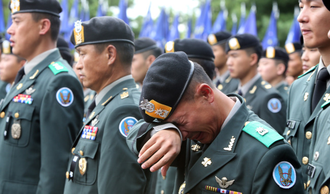 <YONHAP PHOTO-0863> 전우의 눈물 (대전=연합뉴스) 양영석 기자 = 지난 2일 충북 증평의 제13공수특전여단 예하부대에서 훈련을 받다가 숨진 이모(23) 중사의 영결식이 4일 대전국군병원 장례식장에서 열렸다. 영결식을 지켜보던 고인의 동료들이 눈물을 흘리고 있다. 2014.9.4 youngs@yna.co.kr/2014-09-04 11:41:33/ <저작권자 ⓒ 1980-2014 ㈜연합뉴스. 무단 전재 재배포 금지.>
A fellow soldier weeps during a funeral ceremony for a 23-year-old sergeant first class who died Tuesday during a military training session at a special warfare unit in Jeungpyeong, North Chungcheong Province, at a military hospital in Daejeon on Thursday.   Yonhap