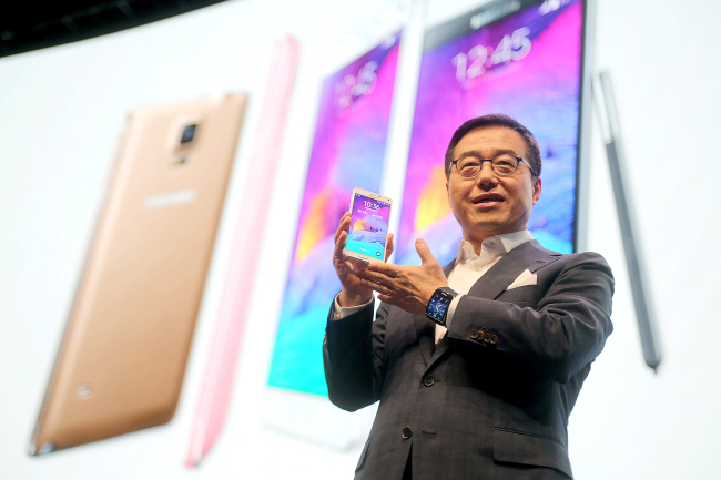 Lee Don-joo, Samsung Electronics Co.’s head of sales and marketing, showcases the Samsung Galaxy Note 4 and Galaxy Note Edge in Berlin on Wednesday.   Yonhap