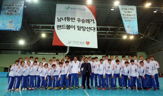 Korea’s national handball teams pose for photos during a media day event on Thursday.   Yonhap