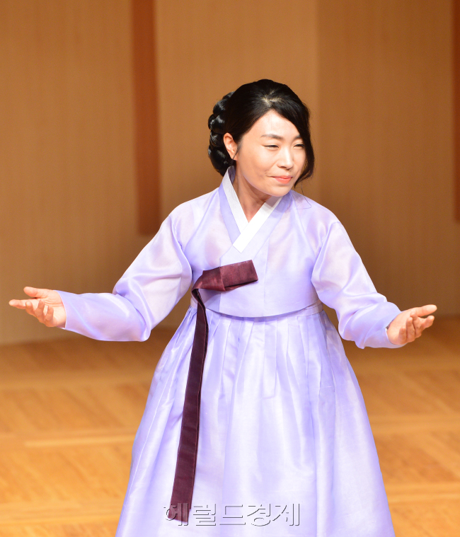 국립국악원 이주은 명창 인터뷰<br /><br />윤병찬기자/yoon4698@heraldcorp.com
국립국악원 이주은 명창 인터뷰
윤병찬기자/yoon4698@heraldcorp.com