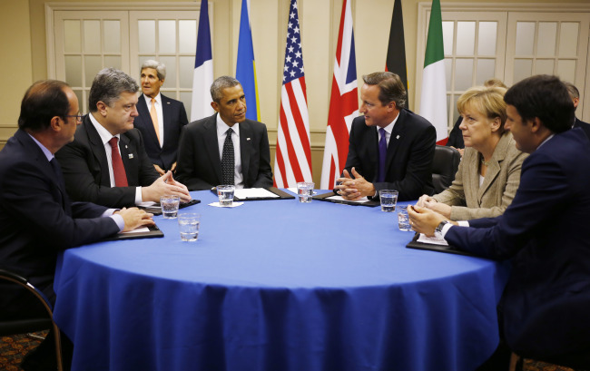U.S. President Barack Obama (fourth from left) is seated at a table with (from left) France’s President Francois Hollande, Ukraine President Petro Poroshenko, British Prime Minister David Cameron, German Chancellor Angela Merkel and Italian Prime Minister Matteo Renzi as they meet about Ukraine at the NATO summit at Celtic Manor in Newport, Wales, Thursday.   AP-Yonhap