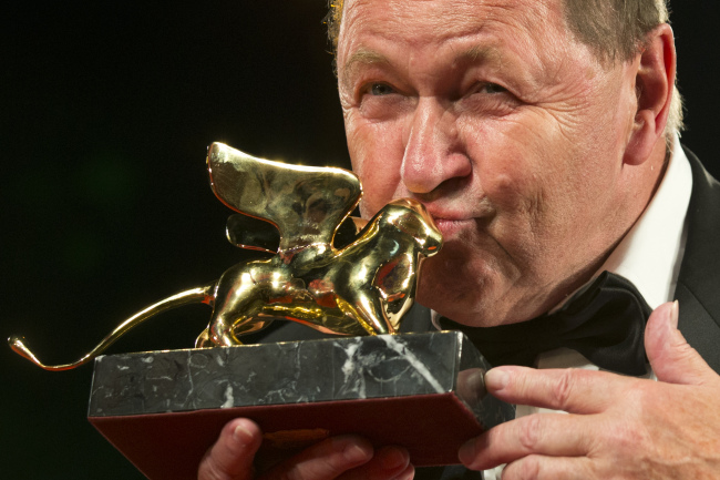 Director Roy Andersson poses for photographers with his Golden Lion for Best Film for his movie A Pigeon Sat On A Branch Reflecting On Existence following the awards ceremony of the 71th edition of the Venice Film Festival in Venice, Italy, Saturday (AP-Yonhap News)