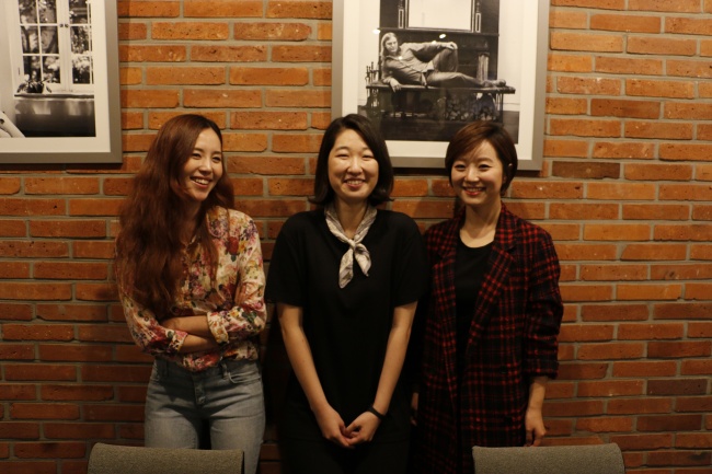국내 최초 해녀 헌정 앨범 ‘해녀, 이름을 잇다’이 지난 2일 발매됐다. (왼쪽부터) 이번 앨범에 참여한 싱어송라이터 프롬과 강아솔, 여창가객 이기쁨.
국내 최초 해녀 헌정 앨범 ‘해녀, 이름을 잇다’이 지난 2일 발매됐다. (왼쪽부터) 이번 앨범에 참여한 싱어송라이터 프롬과 강아솔, 여창가객 이기쁨.