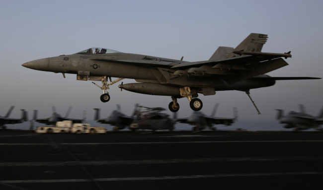 A fighter jet coming from Iraq lands on the flight deck of the U.S. Navy aircraft carrier USS George H.W. Bush in the Persian Gulf on Aug.10.   AP-Yonhap