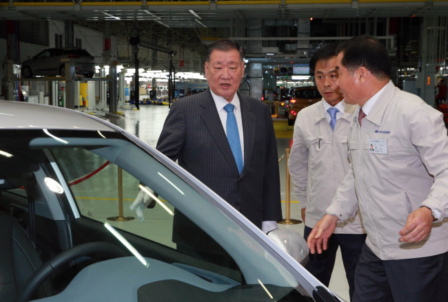 Hyundai Motor Group chairman Chung Mong-koo gives orders during his field inspection of the automaker’s manufacturing plant in Izmit, Turkey, on Tuesday. Chung stressed quality control and tight management at the plant, which has been appointed the forefront production base of i20 vehicles tailored for the European market.   Hyundai Motor