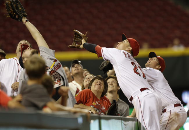 Cincinnati Reds third baseman Todd Frazier (center) reaches into the stands for a foul ball on Tuesday.   AP-Yonhap