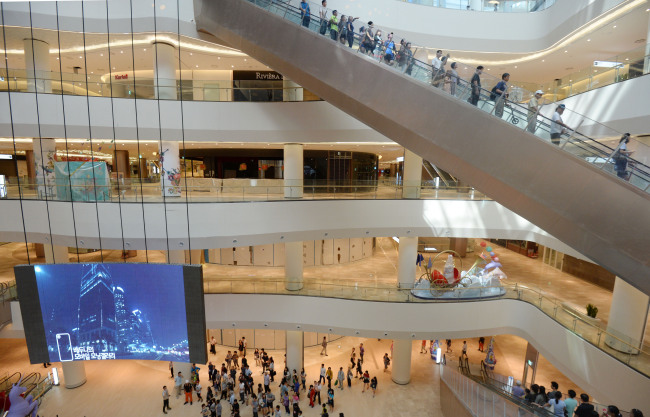 Seoul citizens tour the second Lotte World in a partial opening event on Wednesday.   Lee Sang-sub/The Korea Herald