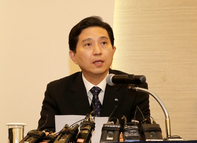 KB Financial chairman Lim Young-rok holds an urgent press briefing and criticizes the financial regulator for imposing a penalty on the group’s management on Wednesday.   KB Financial