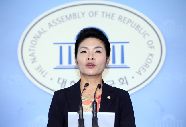 New Politics Alliance for Democracy spokesperson Rep. Han Jeoung-ae attends the press briefing in the National Assembly in Yeouido, Seoul, Wednesday.
