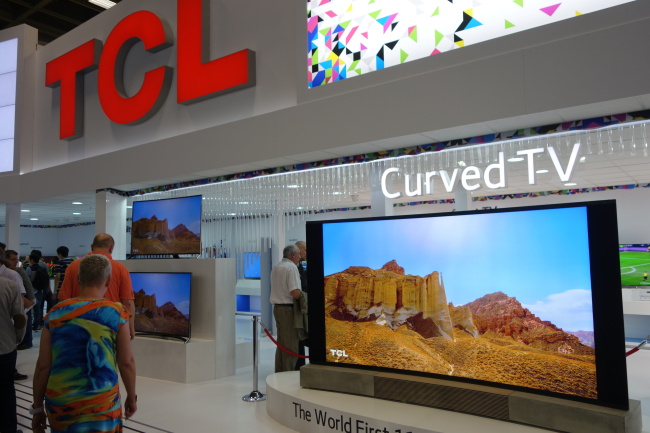 중국 가전업체들의 유럽최대 가전전시회 ‘IFA 2014’에서 만만찮은 기술력을 선보이며 ‘전자굴기(電子起)’라는 사자성어를 실감하게 했다. 사진은 중국 TCL이 세계 최초로 공개한 110인치 곡면(커브드ㆍcurved) UHD(초고해상도) TV.