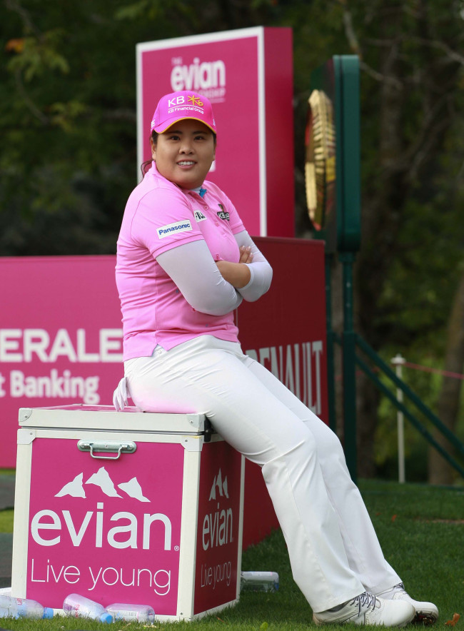 ‘여유 넘치는 골프여왕.’ 미국여자프로골프(LPGA) 시즌 마지막 메이저대회인 에비앙 챔피언십에서 커리어 그랜드슬램에 도전하는 박인비가 10일(한국시간) 프랑스 에비앙-레뱅의 에비앙 마스터스 골프클럽에서 연습라운드 도중 휴식을 취하고 있다.  [사진=KB금융]