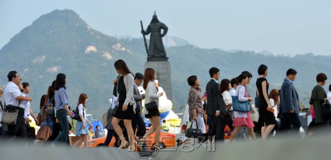 반쪽찌리 대체휴일제로 논란이 일었던 이번 추석연휴였다. 11일 오전 모든 연휴를 마친 직장인들이 광화문 네거리에서 힘찬 발걸음을 옮기고 있다.<br />김명섭 기자 msiron@heraldcorp.com
반쪽찌리 대체휴일제로 논란이 일었던 이번 추석연휴였다. 11일 오전 모든 연휴를 마친 직장인들이 광화문 네거리에서 힘찬 발걸음을 옮기고 있다.
김명섭 기자 msiron@heraldcorp.com