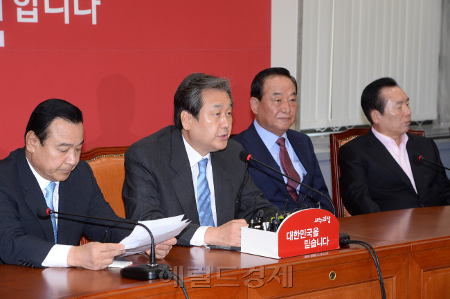 김무성 새누리당대표가  11일 오전 국회 에서 열린  최고위원회의에 참석해 모두발언을   하고 있다.이길동기자.gdlee@heraldcorp.com
김무성 새누리당대표가  11일 오전 국회 에서 열린  최고위원회의에 참석해 모두발언을   하고 있다.이길동기자.gdlee@heraldcorp.com