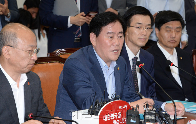 최경환 경제부총리겸 기획재정부장관이 11일 오전 국회 에서 열린 새누리당 최고위원회의에 참석해 내년 예산 규모와 관련 "총지출 규모를 새 경제팀 들어오기 전 당초 계획은 3.5% 계획했는데 증가율을 5.7% 정도로 늘렸다"고 말   하고 있다.이길동기자.gdlee@heraldcorp.com
최경환 경제부총리겸 기획재정부장관이 11일 오전 국회 에서 열린 새누리당 최고위원회의에 참석해 내년 예산 규모와 관련 "총지출 규모를 새 경제팀 들어오기 전 당초 계획은 3.5% 계획했는데 증가율을 5.7% 정도로 늘렸다"고 말   하고 있다.이길동기자.gdlee@heraldcorp.com