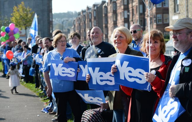 Pro-independence Scottish voters await Scotland’s First Minister Alex Salmond in Edinburgh in Scotland on Wednesday.   EPA-Yohap