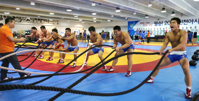 South Korean wrestlers train in the Korea National Training Center in Taeneung, Seoul, Thursday.  Yonhap