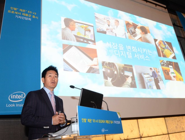 Intel Korea president Lee Hee-sung introduces new chips for data servers at a press conference in Seoul on Thursday.   Intel Korea