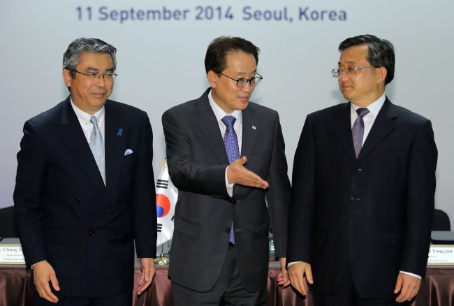 Korean Deputy Foreign Minister Lee Kyung-soo (center) speaks to Liu Zhenmin (right), China’s vice foreign minister, and Shinsuke Sugiyama, Japan’s deputy minister, before their talks in Seoul on Thursday.   Yonhap