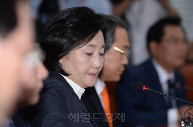 박영선 새정치민주연합 원내대표가 12일 오전국회에서 열린 원내대책회의에서 심각한 표정으로 회의를 주재하고 있다.이길동기자.gdlee@heraldcorp.com
박영선 새정치민주연합 원내대표가 12일 오전국회에서 열린 원내대책회의에서 심각한 표정으로 회의를 주재하고 있다.이길동기자.gdlee@heraldcorp.com