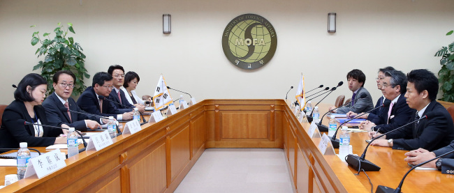 Deputy Minister Lee Kyung-soo (second from left) and his Japanese counterpart Shinsuke Sugiyama (second from right) hold a meeting in Seoul on Friday.   Yonhap