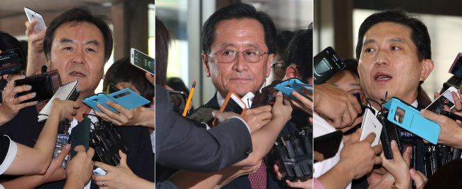 (From left) Financial Services Commission chairman Shin Je-yoon, Financial Supervisory Service Gov. Choi Soo-hyun and KB Financial chairman Lim Young-rok are surrounded by reporters seeking comment on the regulator’s penalty decision against KB in Seoul on Friday.   Yonhap
(From left) Financial Services Commission chairman Shin Je-yoon, Financial Supervisory Service Gov. Choi Soo-hyun and KB Financial chairman Lim Young-rok are surrounded by reporters seeking comment on the regulator’s penalty decision against KB in Seoul on Friday.   Yonhap
