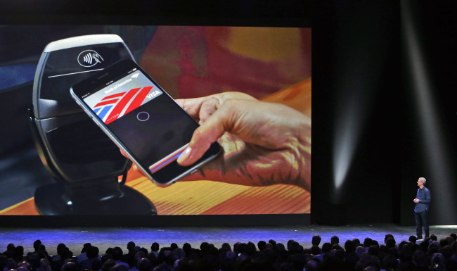 Apple CEO Tim Cook introduces the new Apple Pay product in Cupertino, California, on Sept. 9.   AP-Yonhap