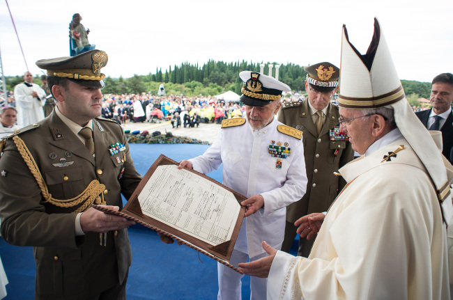 Pope Francis is presented with his grandfather Giovanni Bergoglio’s military record by Adm. Luigi Binelli Mantelli Chief of the Italian Navy (center), on the occasion of Pope Francis’ pilgrimage to Italy’s largest war memorial, in Fogliano Redipuglia, northern Italy, Saturday.    AP-Yonhap