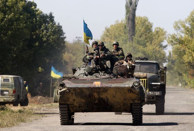 <YONHAP PHOTO-0061> Ukrainian soldiers ride on an Armoure Personnel Carrier near the small eastern Ukrainian city of Pervomaysk on September 13, 2014. Russia has delivered a second shipment of aid to rebel-controlled Ukraine, sending trucks carrying 2,000 tonnes of goods unaccompanied across the border, national television said. AFP PHOTO/ ANATOLII STEPANOV../2014-09-14 00:29:57/ <저작권자 ⓒ 1980-2014 ㈜연합뉴스. 무단 전재 재배포 금지.>
Ukrainian soldiers ride on an armored personnel carrier near the eastern Ukrainian city of Pervomaysk on Saturday.   AFP-Yonhap