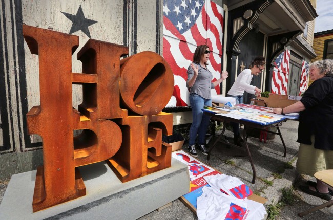 A steel version of Robert Indiana’s HOPE sculpture is displayed outside his home on the first annual “International HOPE Day” his 86th birthday on Vinalhaven Island, Maine, Saturday.   AP-Yonhap