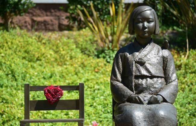 <YONHAP PHOTO-0234> The Comfort Woman statue, with bird on shoulder, beside an empty chair symbolizing survivors who are of an old age without having yet witnessed judgement, in Glendale, California on September 9, 2014, a day after reports that opponents of the statue have appealed the August decision by U.S District Judge Percy Anderson against removing the memorial dedicated to women who were coerced into sexual slavery during World War II by Japan, ruling the 1,100-pound memorial did not cause harm to the plaintiffs nor break any laws. The statue was installed at Glendale's Central Park in July 2013. AFP PHOTO / Frederic J. BROWN../2014-09-10 08:48:57/ <저작권자 ⓒ 1980-2014 ㈜연합뉴스. 무단 전재 재배포 금지.>
A “comfort woman” statue, with a bird on the shoulder, sits beside an empty chair symbolizing the survivors who have grown old without having yet witnessed justice, in Glendale, California, on Sept. 9.   AFP-Yonhap
A “comfort woman” statue, with a bird on the shoulder, sits beside an empty chair symbolizing the survivors who have grown old without having yet witnessed justice, in Glendale, California, Sept. 9.   AFP-Yonhap