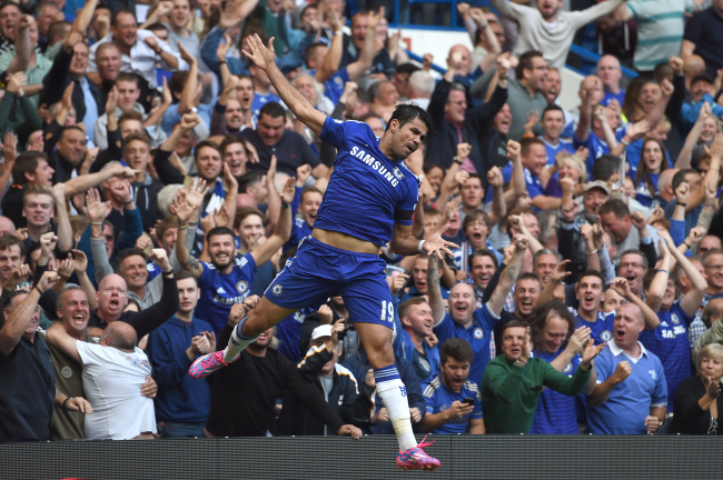 Chelsea’s Diego Costa celebrates scoring his side’s second goal against Swansea City on Saturday.   AP-Yonhap