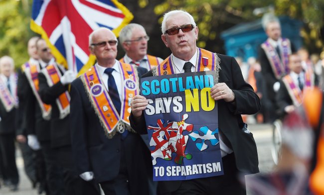 Members of the Orange Order, a Protestant fraternal organization, march in a show of solidarity for the Union of Britain in Edinburgh, Scotland, Saturday. Polls show that the Yes and No camps are neck and neck in the Scottish Independence referendum. (Related story on Page 2)   EPA-Yonhap