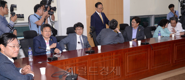 새정치민주연합 의원들이 15일 오전 국회 의원회관에서 모임을 갖고 박영선원내대표의 사퇴를 포함한 주요현안을 논의하고 있다.이길동기자.gdlee@heraldcorp.com
새정치민주연합 의원들이 15일 오전 국회 의원회관에서 모임을 갖고 박영선원내대표의 사퇴를 포함한 주요현안을 논의하고 있다.이길동기자.gdlee@heraldcorp.com
새정치민주연합 의원들이 15일 오전 국회 의원회관에서 모임을 갖고 박영선 원내대표의 사퇴를 포함한 주요현안을 논의하고 있다. 이날 새정치연합은 예정됐던 원내대책회의를 취소한 가운데, 박 원내대표의 사퇴를 놓고 당내 찬반 양론이 치열하게 대립하고 있다.  이길동 기자/gdlee@