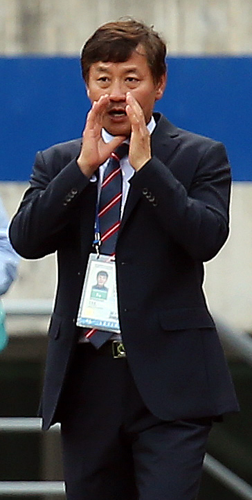 <YONHAP PHOTO-1254> <아시안게임 D-5> 작전 지시하는 이광종 감독 (인천=연합뉴스) 한종찬 기자 = 14일 오후 인천 문학경기장에서 열린 2014 인천아시안게임 축구 A조 예선 한국과 말레이시아와의 경기. 한국 이광종 감독이 작전 지시를 하고 있다. 2014.9.14 saba@yna.co.kr/2014-09-14 19:28:45/ <저작권자 ⓒ 1980-2014 ㈜연합뉴스. 무단 전재 재배포 금지.>
Men’s soccer head coach Lee Kwang-jong   Yonhap