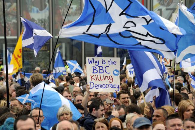 Pro-independence campaigners stage a demonstration outside the BBC Scotland Headquarters in Glasgow on Sunday to protest against an allegedly biased report by the BBC in its coverage of the Scottish referendum.   AFP-Yonhap