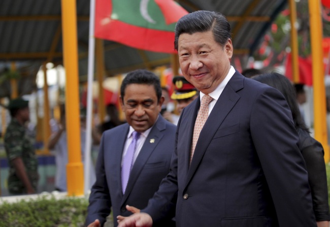 <YONHAP PHOTO-0066> Chinese President Xi Jinping, right, walks with Maldives President Yaamin Abdul Gayoom upon his arrival at the airport in Hulhule' Island, Maldives, Sunday, Sept. 14, 2014. (AP Photo/ Fayaz Moosa)/2014-09-15 01:19:48/ <저작권자 ⓒ 1980-2014 ㈜연합뉴스. 무단 전재 재배포 금지.>
Chinese President Xi Jinping (right) walks with Maldives President Abdulla Yameen upon his arrival at the airport in Hulhule Island, Maldives, Sunday.   AP-Yonhap
Chinese President Xi Jinping (right) walks with Maldives President Abdulla Yameen upon his arrival at the airport in Hulhule Island, Maldives, Sunday.   AP-Yonhap