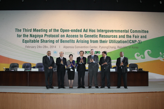 Gangwon Province Gov. Choi Moon-soon (center) poses during the meeting of the Open-ended Ad Hoc Intergovernmental Committee for the Nagoya Protocol on access to genetic resources in Pyeongchang, Gangwon Province, in February. The forum was held ahead of the 12th meeting of the Convention on Biological Diversity.   Korean Secretariat of the U.N. Biodiversity Conference 2014