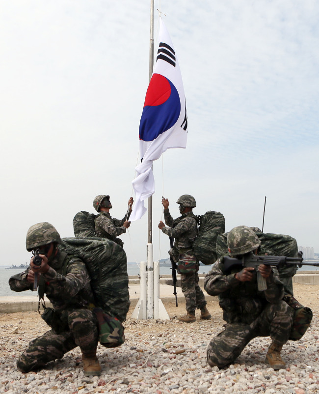 <YONHAP PHOTO-0643> 인천상륙작전 재연하는 해병들 (인천=연합뉴스) 윤태현 기자 = 15일 오전 인천시 중구 월미공원에서 열린 '제64회 인천상륙작전 전승행사'에서 해병들이 인천상륙작전을 재연하고 있다. 2014.9.15 tomatoyoon@yna.co.kr/2014-09-15 12:59:08/ <저작권자 ⓒ 1980-2014 ㈜연합뉴스. 무단 전재 재배포 금지.>
Members of the Republic of Korea Marine Corps. reenact the Incheon Landing at Wolmi Park in Incheon on Monday. The amphibious operation in 1950, led by U.S. Gen. Douglas MacArthur, resulted in a landmark victory that turned the tide in favor of the allied forces during the Korean War.   Yonhap