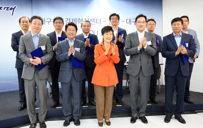 President Park Geun-hye (center) celebrates the planned construction of an innovation center in Daegu on Monday with Samsung Electronics vice chairman Lee Jay-yong (second from right), Daegu Mayor Kwon Young-jin (second from left) and executives of venture firms. Samsung pledged to lend its support in creating an ecosystem with local venture tech companies in the region.   Yonhap