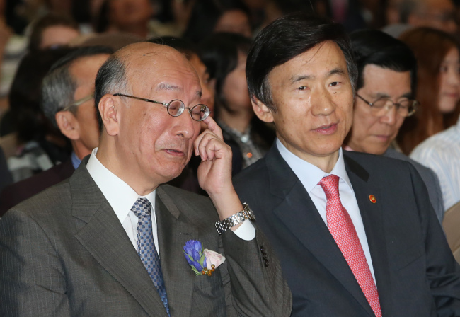Foreign Minister Yun Byung-se (right) and Japanese Ambassador Koro Bessho attend a joint culture event in southern Seoul on Sunday.   Yonhap