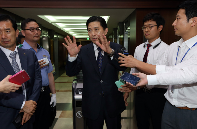 KB chairman Lim Young-rok meets reporters at the financial group’s headquarters on Friday.  (Yonhap)