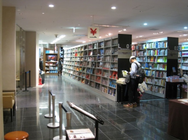 Rows of bookshelves at Maruzen Marunouchi Main Store.   The Yomiuri Shimbun