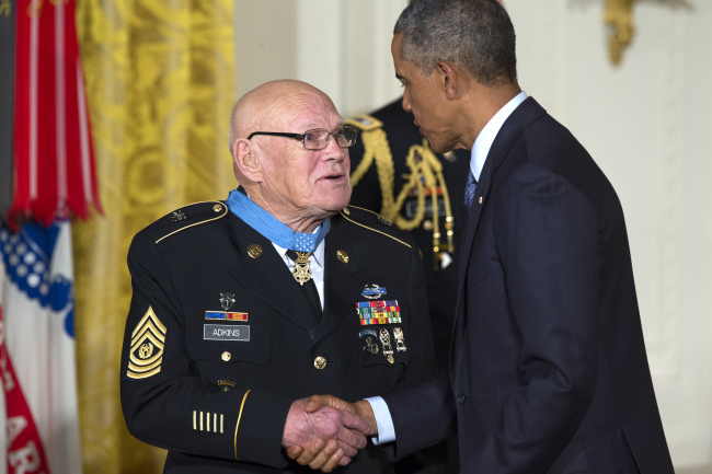U.S. President Barack Obama shakes hands with retired Army Command Sgt. Maj. Bennie G. Adkins after presenting him with the Medal of Honor in the East Room of the White House in Washington on Monday.   AP-Yonhap